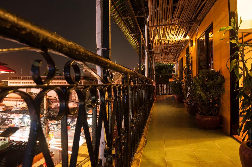 بنوم بنه Top Banana Guesthouse & Rooftop Bar المظهر الخارجي الصورة